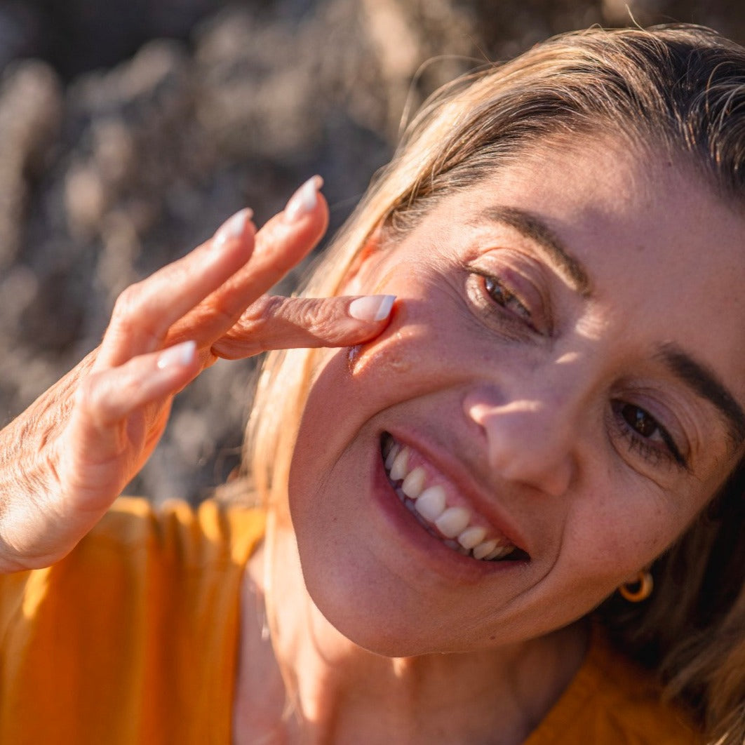 beeautify-cofounder-smiling-applying-gentle-honey-cleanser-to-face-sunset-sunlight-at-beach-P1275950_Large_f1256e85-9630-401a-a79e-4153fcb91d54