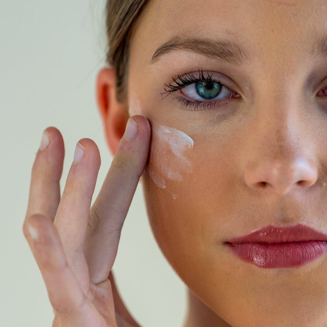 beeautify-model--applying-light-day-moisturiser-name-size-1