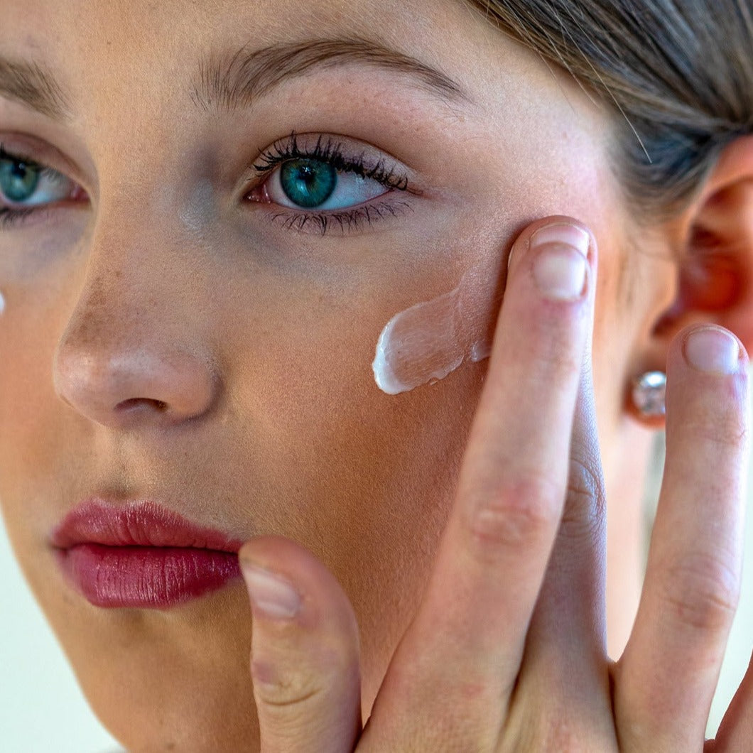 beeautify-model-applying-balancing-night-moisturiser-1