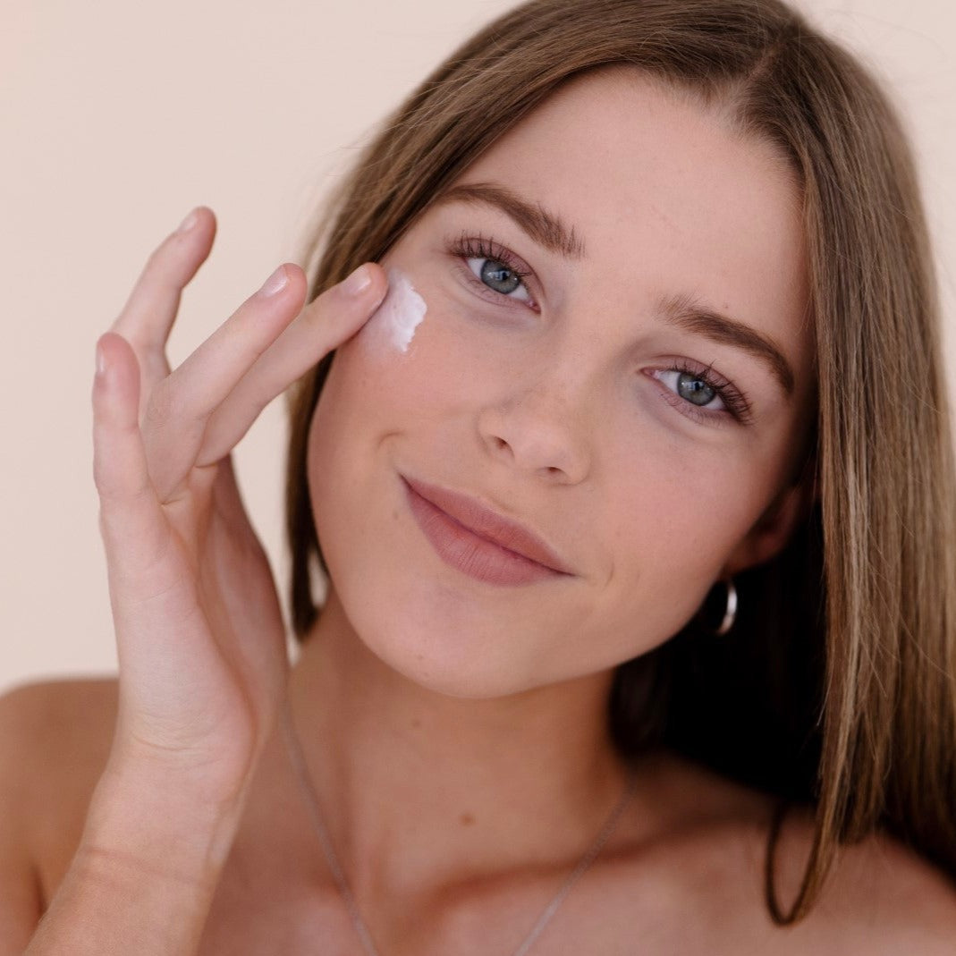 beeautify-model-applying-natural-nourishing-moisturiser