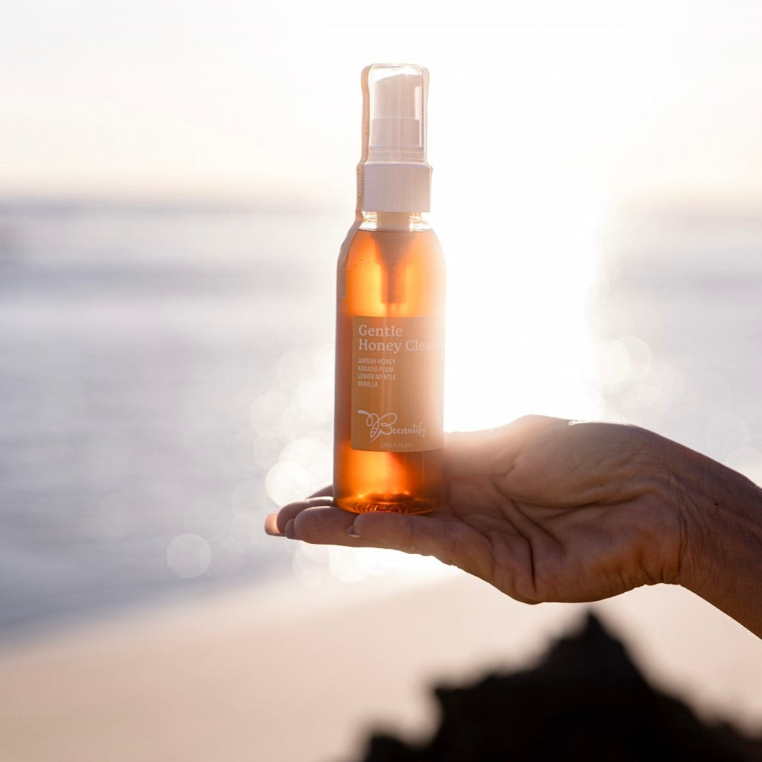 beeautify-model-hand-holding-gentle-honey-cleanser-sunset-sunlight-at-beach-P1275898_Large_4b445ac8-a466-43c1-aee9-c38f4d018c16