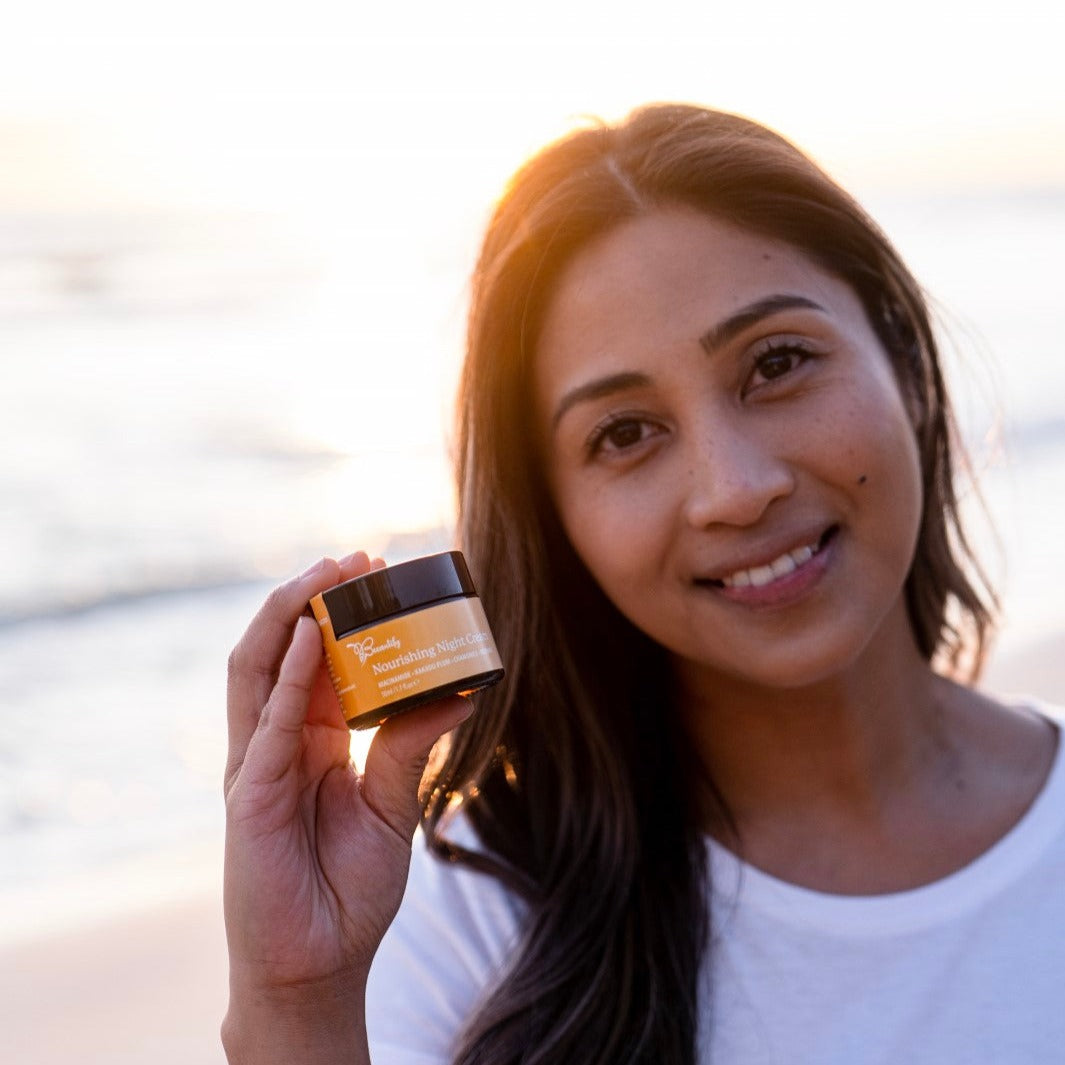 beeautify-model-holding-close-up-with-natural-honey-bee-nourishing-night-cream