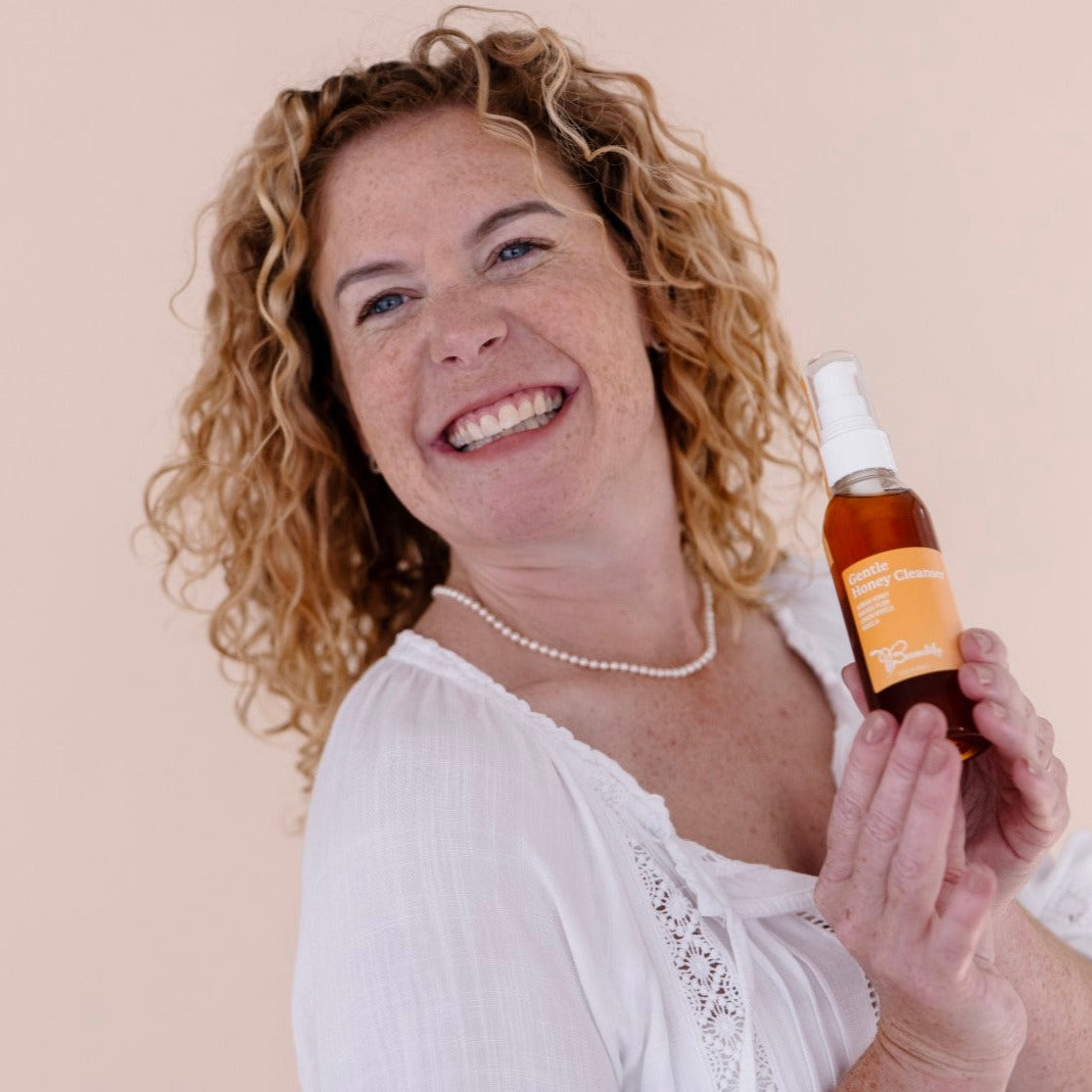 beeautify-model-holding-gentle-honey-cleanser-smiling-studio-P1275383_Large_adeb94da-f875-4808-84ba-0bdbb2cc5d91