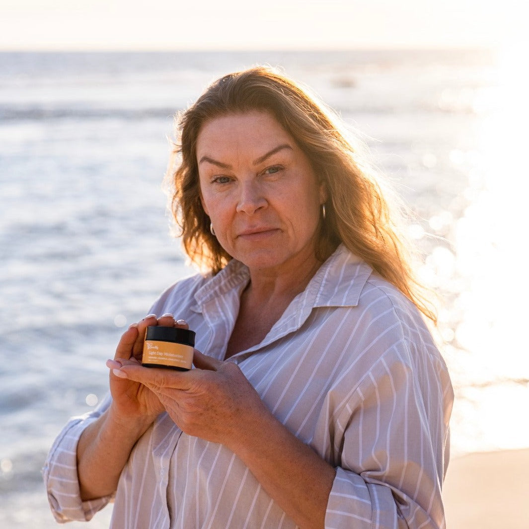beeautify-model-holding-light-day-moisturiser-sunset-sunlight-at-beach-P1276025_Large_ff254e3d-0134-41b6-af04-4cec97747a77