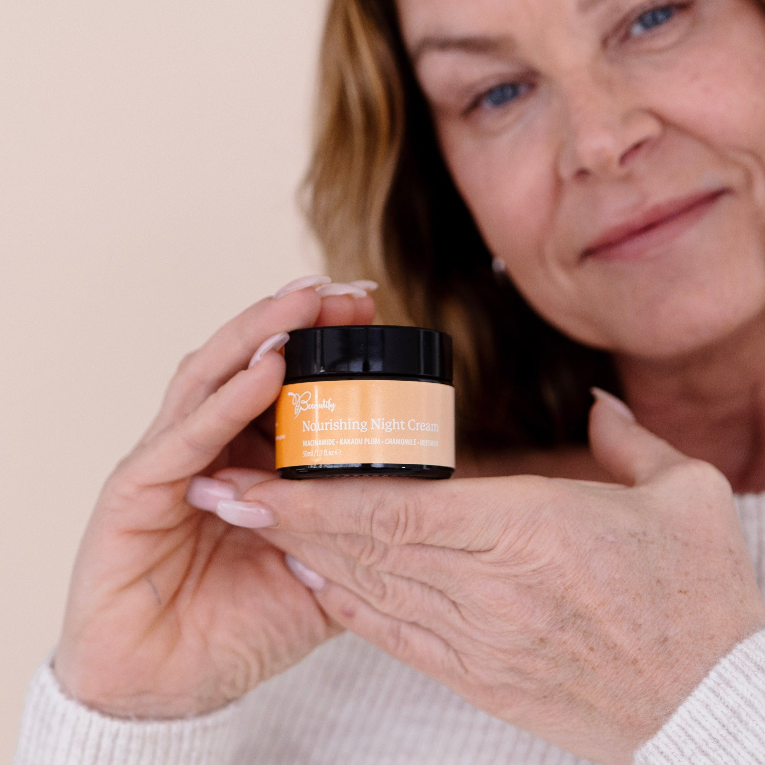 beeautify-model-holding-nourishing-night-cream-close-up-P1264921